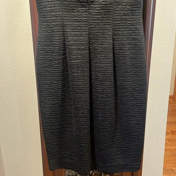 London times dress for the holidays. Size 8 fits those curves well. - Picture 4 of 6